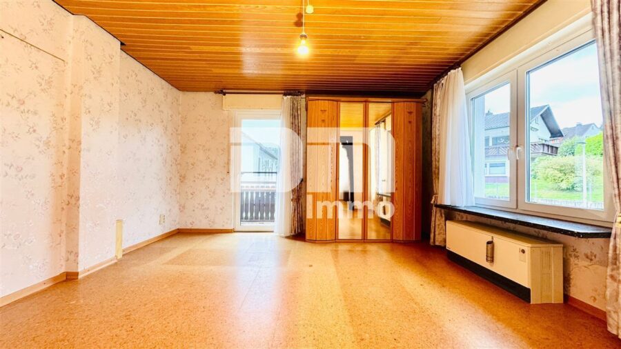 (R)eserviert!Ein- bis Zweifamilienhaus mit viel Potenzial in idyllischer Lage - OG Wohn / Esszimmer / Zugang Balkon